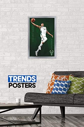 Trendovi International NBA Milwaukee Bucks - Giannis Antetokounmpo 19 Zidni plakat, 22.375 X 34, Premium Print i Black Hanger snop